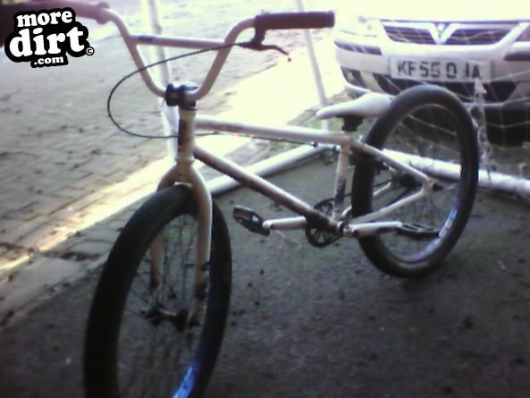 WeThePeople - Avenue 24" 2009